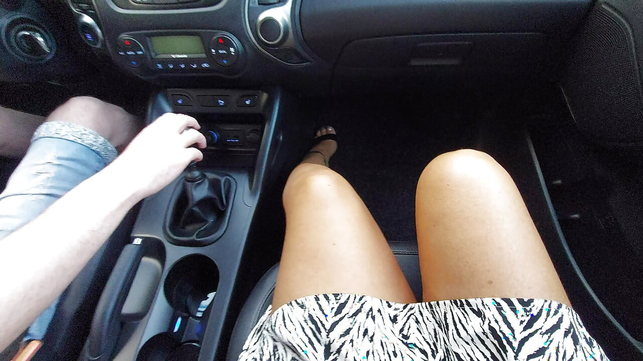 Het milf beställer en taxi på morgonen för att gå till kontoret