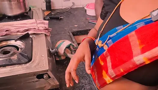 Pembantu India sambil pakai mainan seks favoritnya