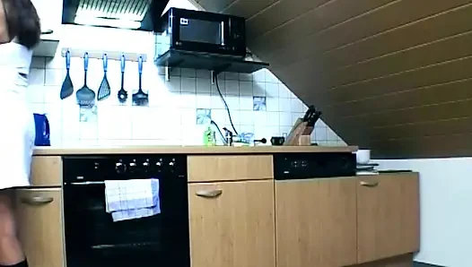 Cewek sange ini lagi asik muasin memeknya pakai dildo di dapur sampai lubangnya menganga lebar