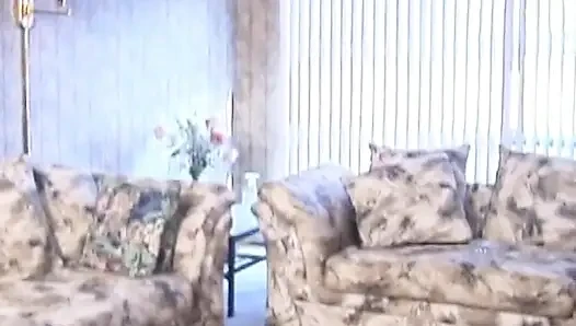 Pelacur kurus kencing di cangkir setelah ngentot memeknya