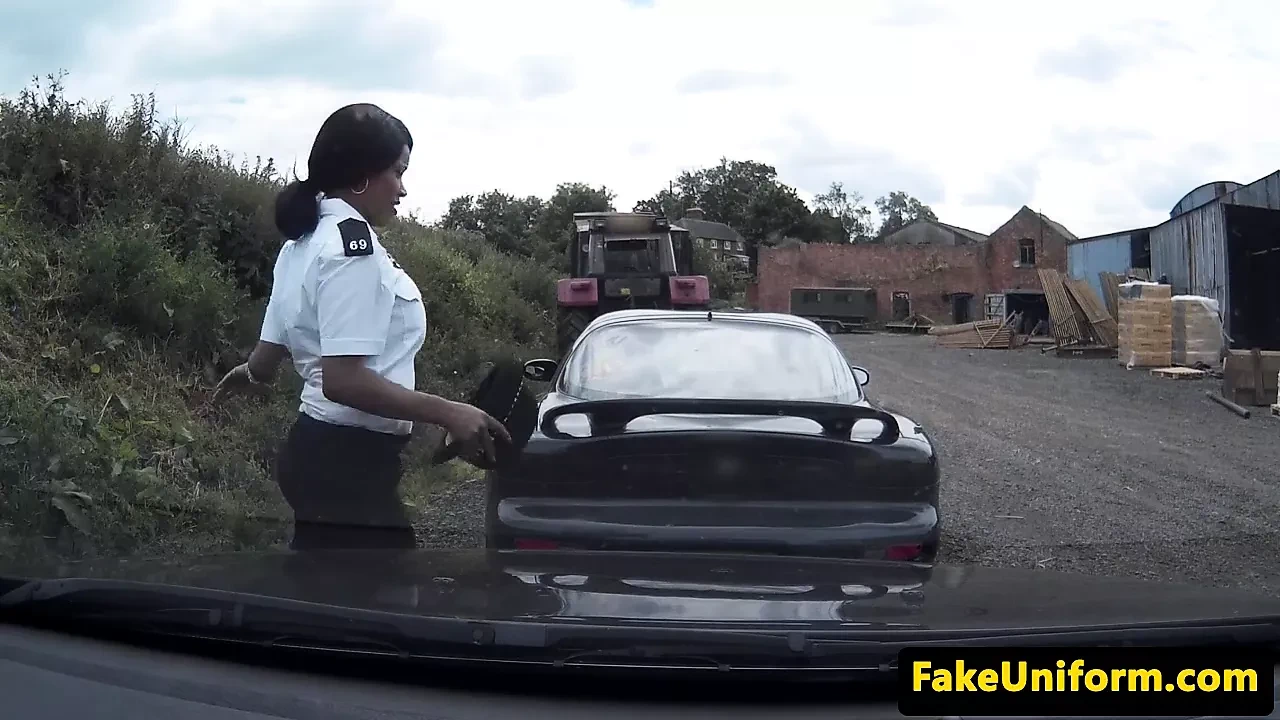 英国警察两男一女三人组在户外与被拉扯的家伙