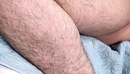 Jika kamu suka wanita super berbulu, kamu harus melihat Wara dan bulunya yang tebal dan gelap.