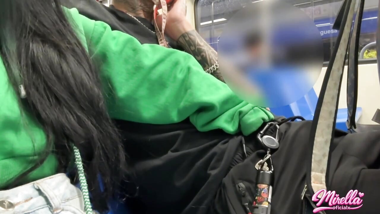 彼女は音量表示を見るのが耐えられず、ソーパウロ地下鉄の中で私をしゃぶった