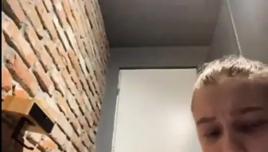 Süpermarkette anal sikişiyor. Çifte penetrasyon. Süpermarkette boşalma