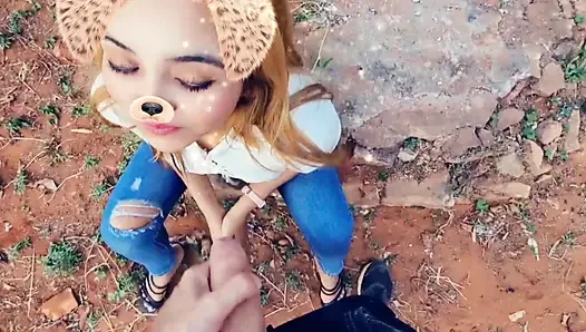 Cewek semok latina rambut pirang lagi asik nyepong kontol