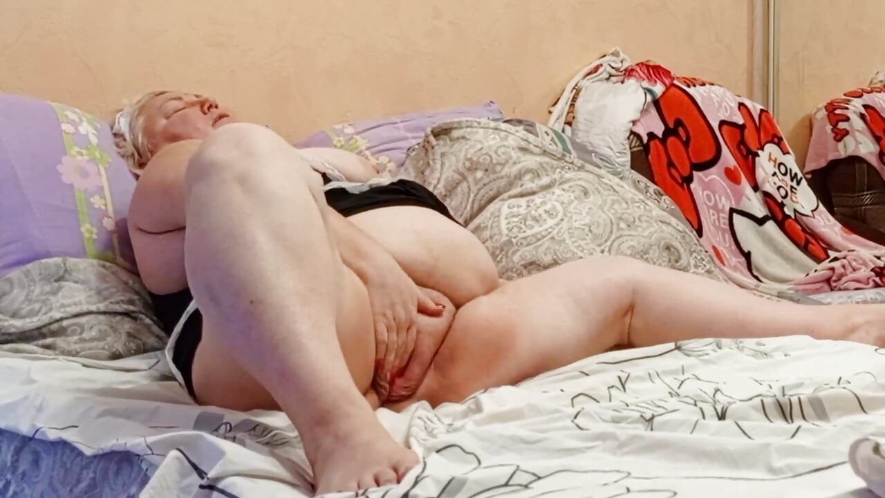 Büyük memeli kayınvalide amını parmaklıyor bölüm 3