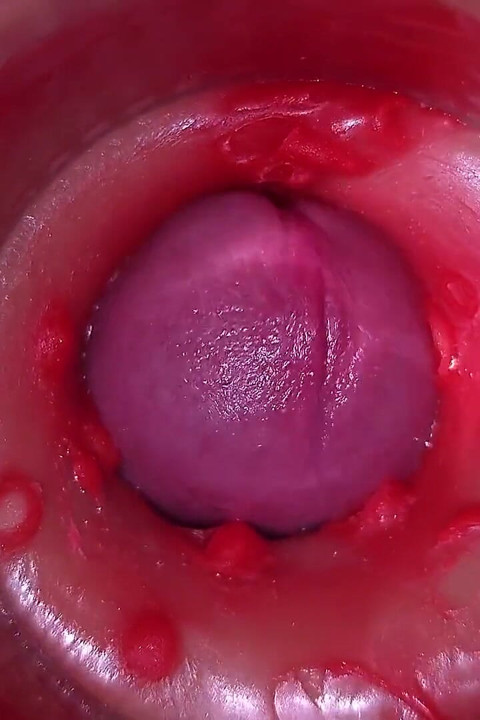 Cámara en vagina, cervix en primer plano, chorreo de leche