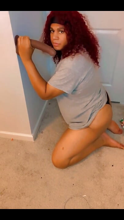 În genunchi sugând un vibrator pulă mare și neagră