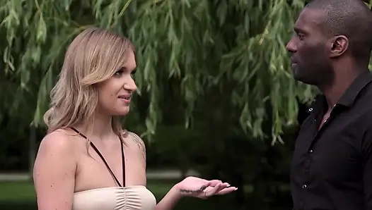 Sarışın Hatun Yoğun Irklararası Sikişte Büyük Zenci Yarağını Alıyor