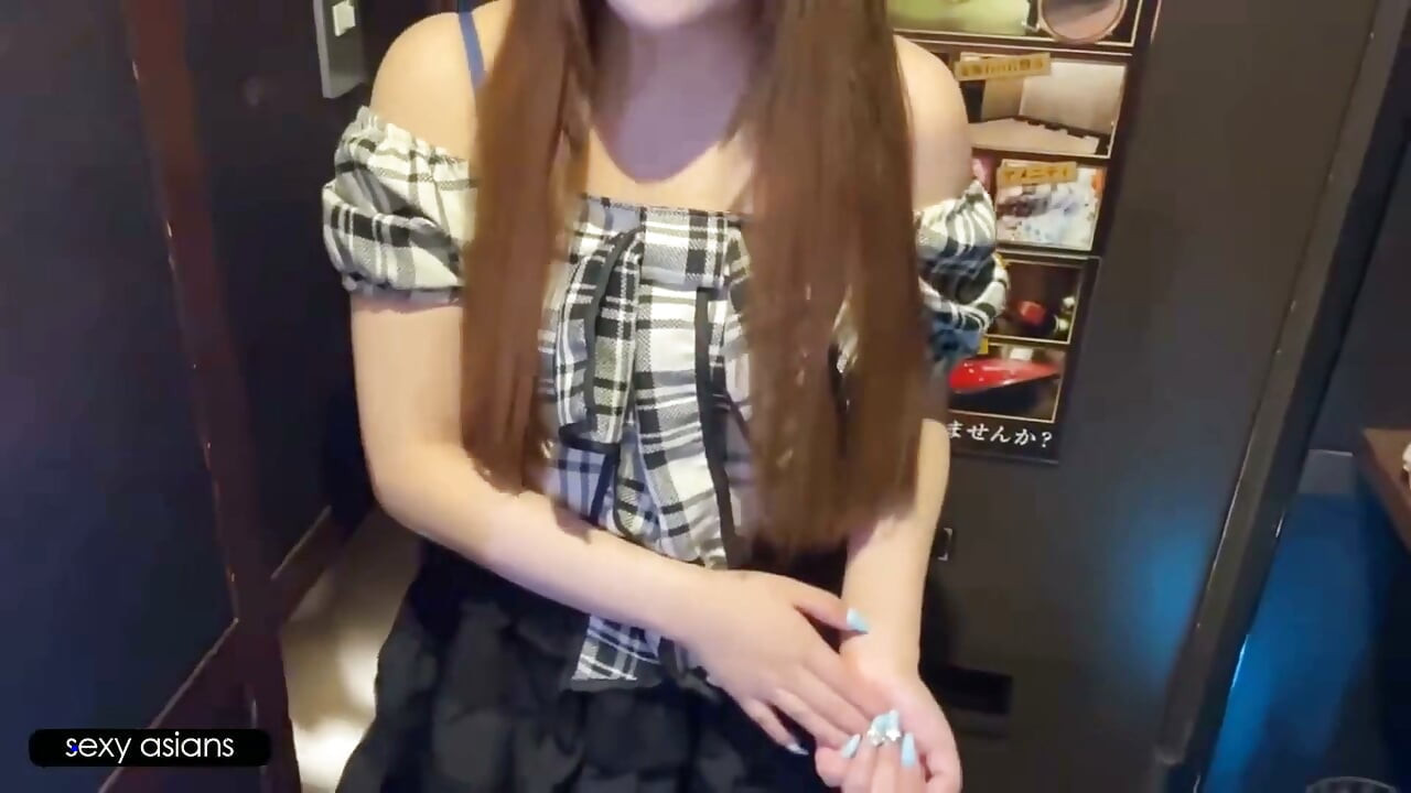 Cafe Beauty Pursuing Her Idol Dream Has Raw Sex and a Creampie in Her Final Private Video.