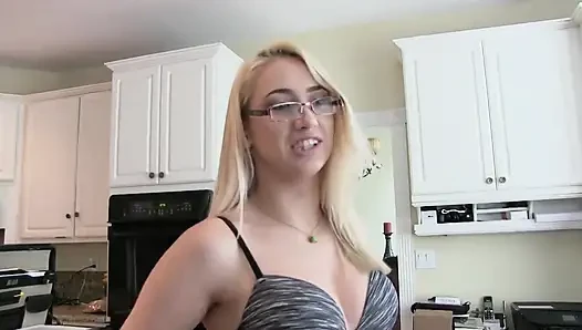 Sarışın amatör ve şanslı adam yoğun seks yapıyor