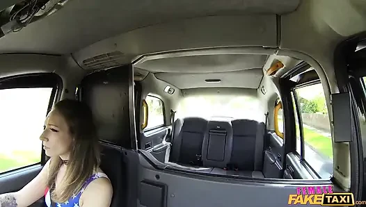 Female Fake Taxi - сессия поедания киски стриптизерше-лесбиянке в такси