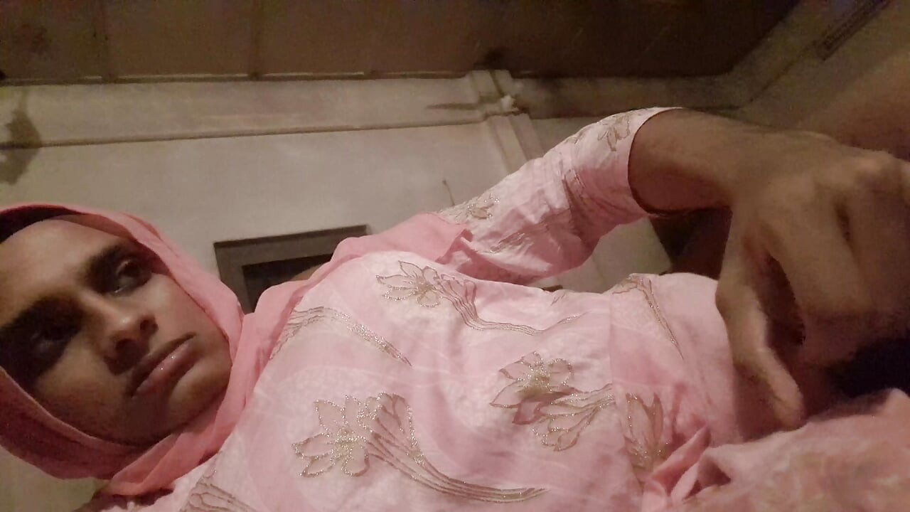 Desi Hijabi σIssy που δαχτυλώνει τον κώλο του