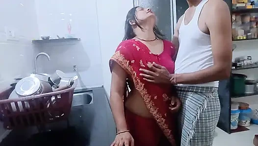 Desis Schwägerin wurde beim Putzen in der Küche gefickt und sprach sexy Dinge