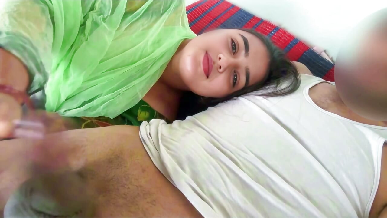 Bhabhi se odihnește pe pieptul devarului ei, dar pizda cumnatei e flămândă. Apoi futută de devar, sex devar bhabhi