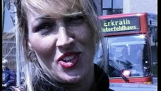 Hübsche deutsche dame stopft sich in solo-action