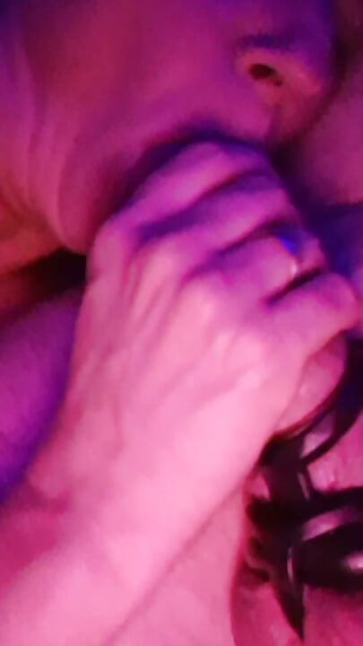 Milf alemana caliente y mojada, cerdito que le gusta chupar pollas grandes