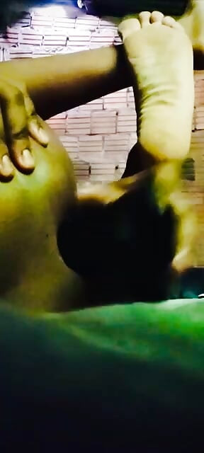 Gay safado enfiando um pau grosso na bunda
