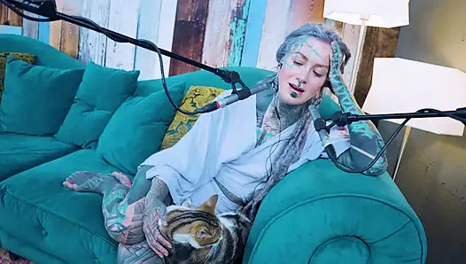 Ich spreche über E - Empathy - ASMR podcast SFW spricht goth dünnes mädchen dreadlocks tattoo-modell inked mädchen