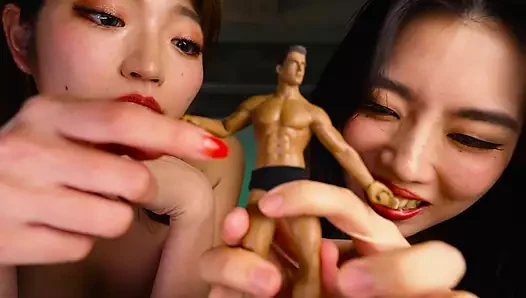 Giantesses Haruno ve Tsubame oyuncaklarının üstüne eğiliyor... Onu lezzetli küçük bir sır gibi keşfediyor