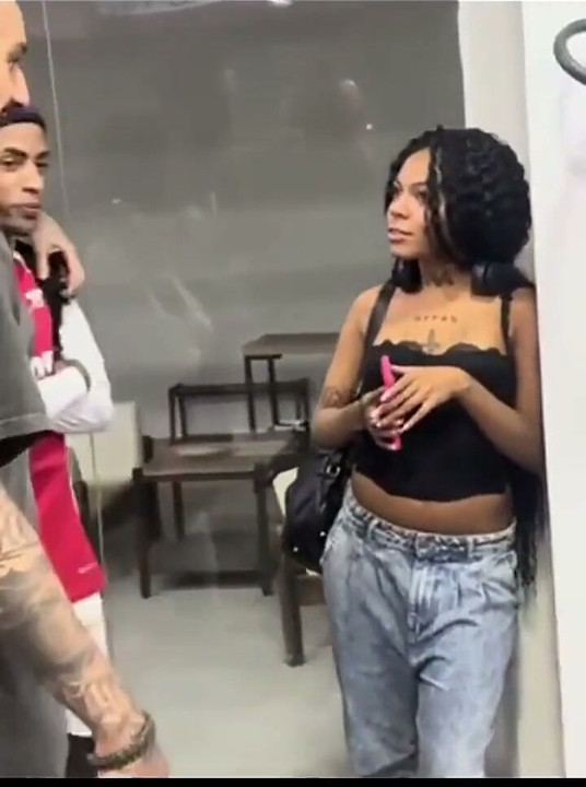 A Young Brazilian Girl Went to Meet Her Boyfriend, and the Cuckold Made the Slut Give Her Pussy to His Friends on the Street.