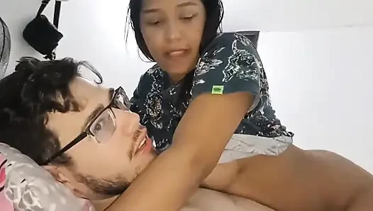 Semua orang keluar rumah dan aku pergi ke kamar saudara tiriku dan aku terkejut rekamannya dia menyukainya dan kami akhirnya fu