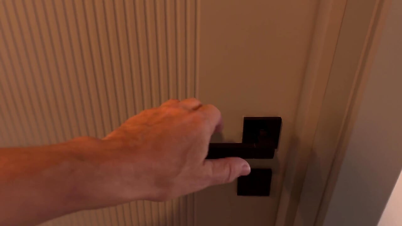 継父は言った。今は二人きりだ。ひざまずいて継父を飲み込め