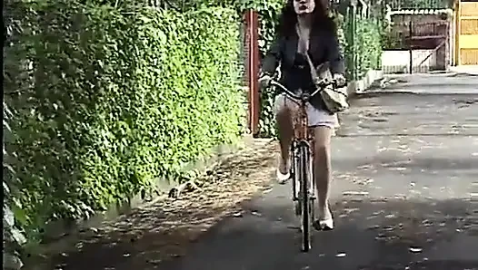 Jessica Rizzo kadın postacı sahnesinde 01
