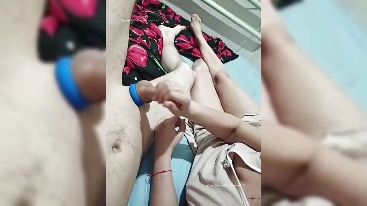 对鸡巴的性感和温柔的处理. 熟女知道如何撸管!