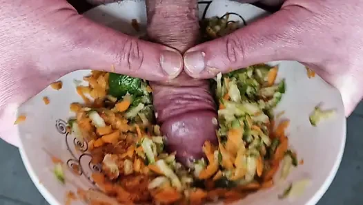 Раб должен выебать салат и обильно накончать туда. Фетиш еды, инструкция по дрочке и по поеданию спермы. Приятного аппетита!