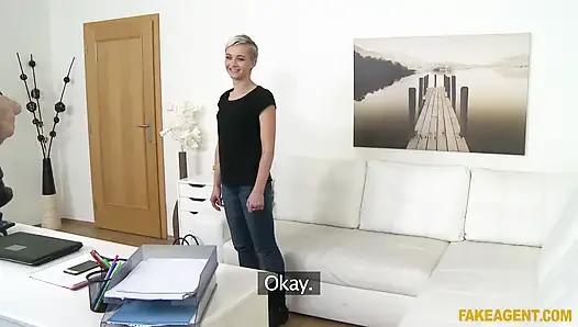 Fake agent - model zeigt ihre besten bewegungen auf dem schreibtisch