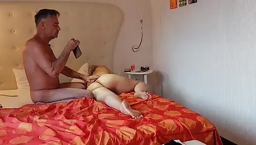 Selena'nın altın yağmuru ve topuklu ayakkabılarla seks