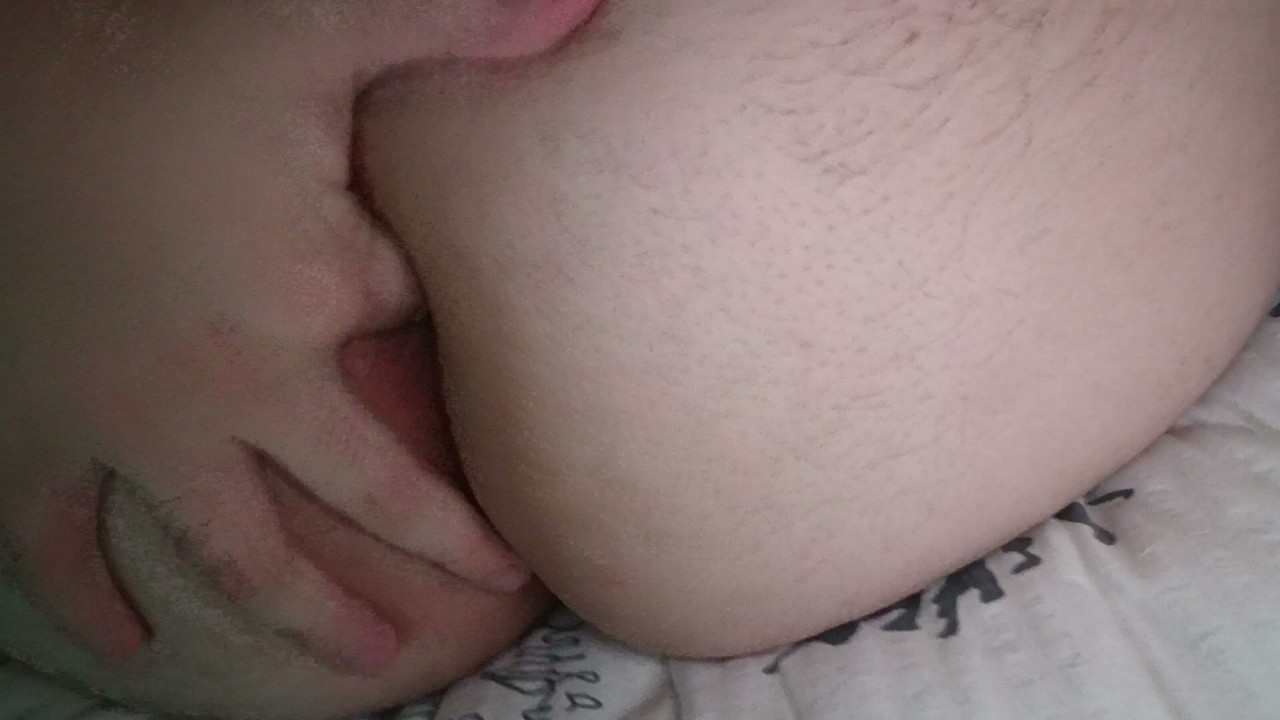junger Kerl fingert sein enges rosa Loch