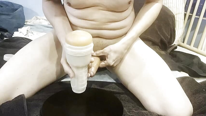Shane CumDump 吞下巨型假陽具與猛烈射精