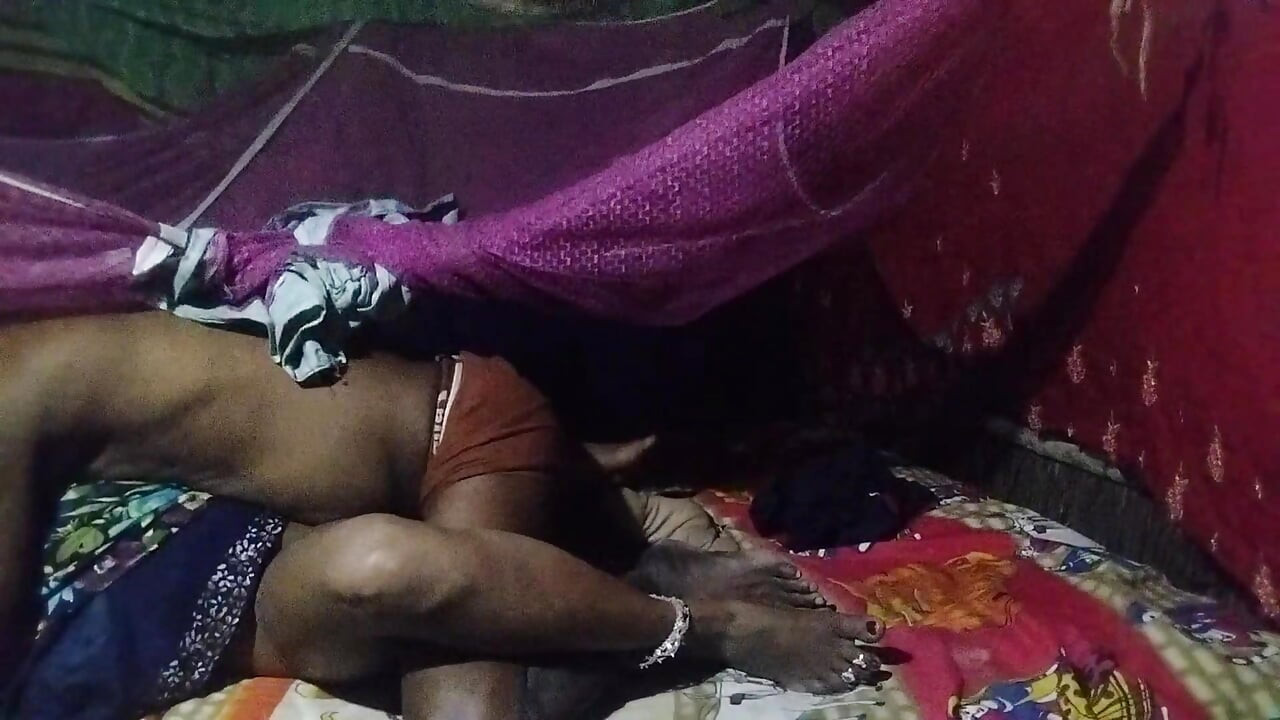 Chor ne chori karane aaya to bhabhi ne chor se boor chodane laga
