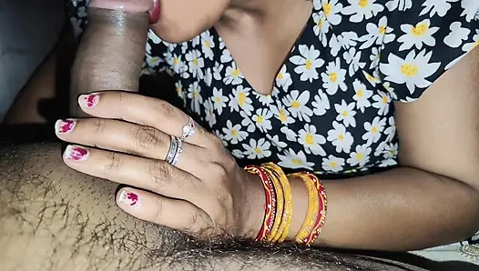 Mahalledeki baldız odama geliyor ve penisimi emiyor ve sperm ağzına çıkıyor