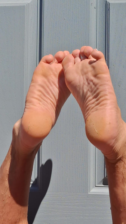 My boyfriend's nice male soles tanning in the sun