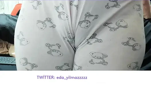 CAMELTOE- MEMEK BENGKAK- MENGGOSOK MEMEK DENGAN PIYAMA