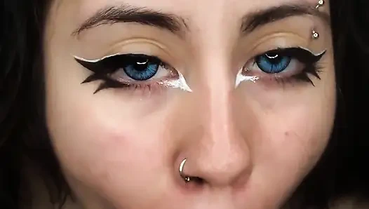 Evime geldiğinde ona lezzetli bir sakso çekiyorum - amatör sakso ve döl yutma