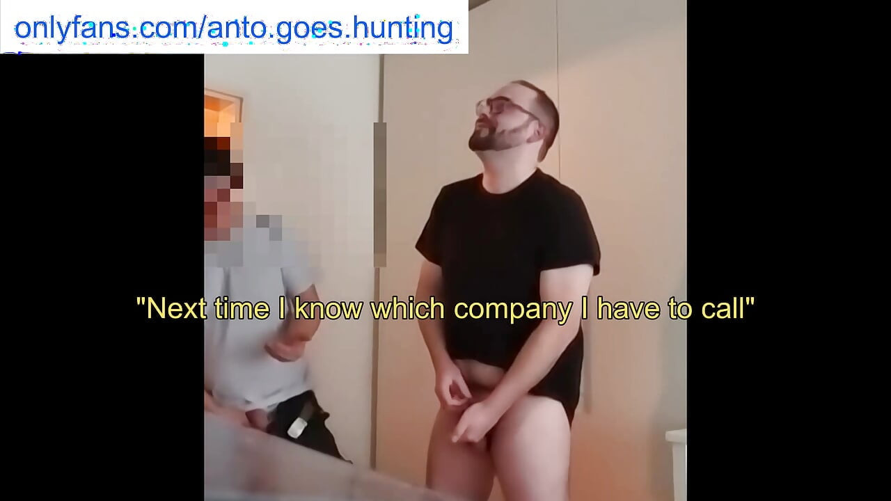 Hetero vodoinstalater dolazi popraviti moj sudoper i uhvati me kako drkam - na kraju sisamo jedno drugome