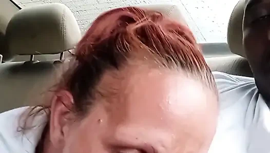 Уличная проститутка делает минет в машине. Сперма в гору