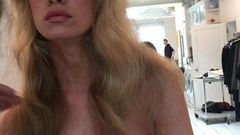 Stella Maxwell aux seins nus