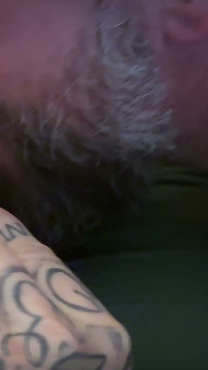 POV, mon beau-père me branle la pisse et me bouffe les trous