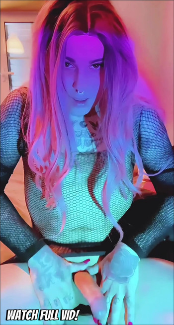 Slatka trans djevojka drka kurac