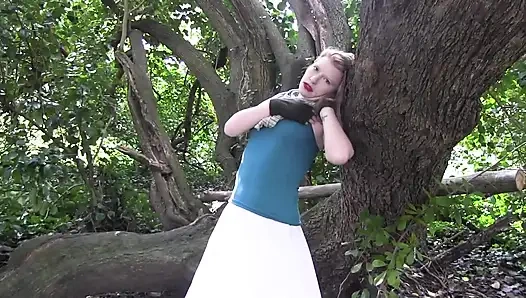 Cewek itu memanjat pohon dan fingering memeknya