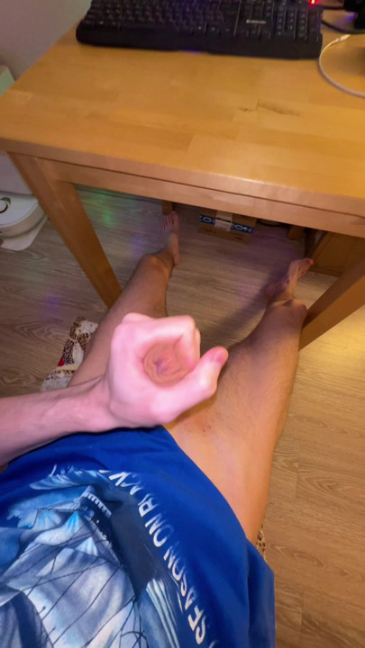 두꺼운 자지로 거대한 엉망진창을 만드는 마른 소년