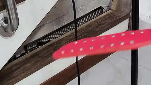 verzweifelte dame massiert ihre nasse blume, speichel getränkte unterwerfung mit zunge necken
