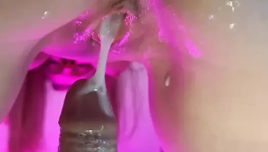 Dia melompat dan menyiram dirinya dengan air mani (close-up)