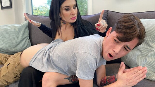 Realmom - hete getatoeëerde milf Joanna Angel neukt een perverseling