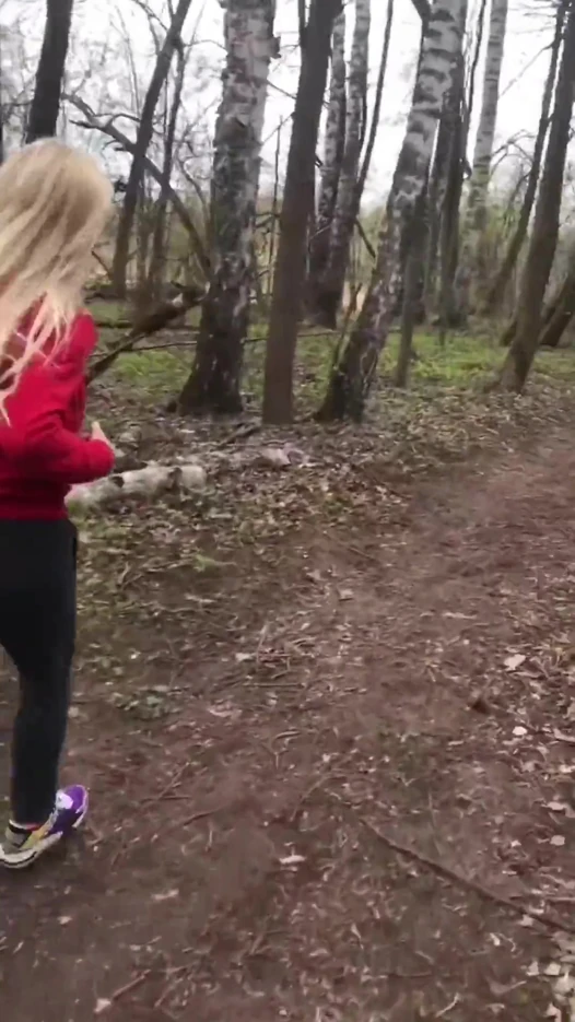 Blondine Im Roten Hoodie Neckt Im Wald, Zieht Sich Zu Hause Aus Und Bekommt Eine Goldene Dusche Auf Sich